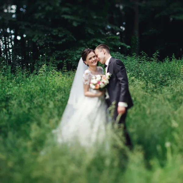 Heureux couple jeune marié mignon — Photo