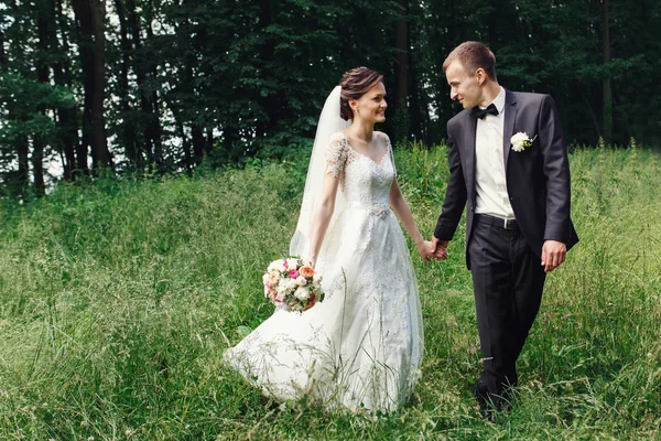 Счастливая брюнетка невеста и красивый жених — стоковое фото