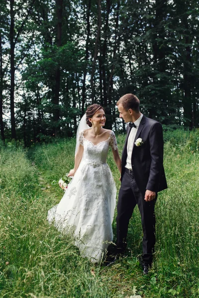 Mariée brune heureuse & beau marié — Photo