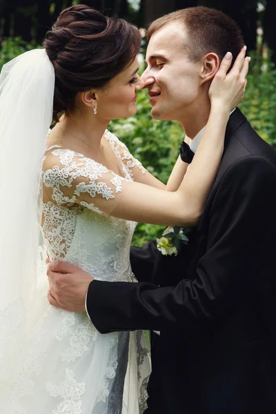 Zadowolony ładny newlywed para — Zdjęcie stockowe