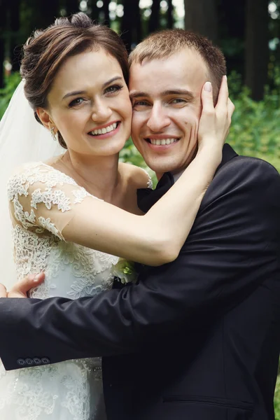 Zadowolony ładny newlywed para — Zdjęcie stockowe