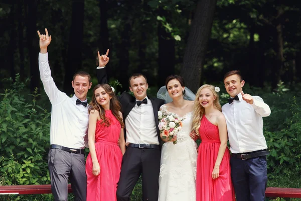 Jonggehuwden met groomsmen en bruidsmeisjes — Stockfoto