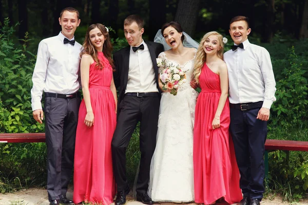 Jonggehuwden met groomsmen en bruidsmeisjes — Stockfoto