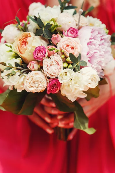 Družička drží krásné svatební kytice — Stock fotografie