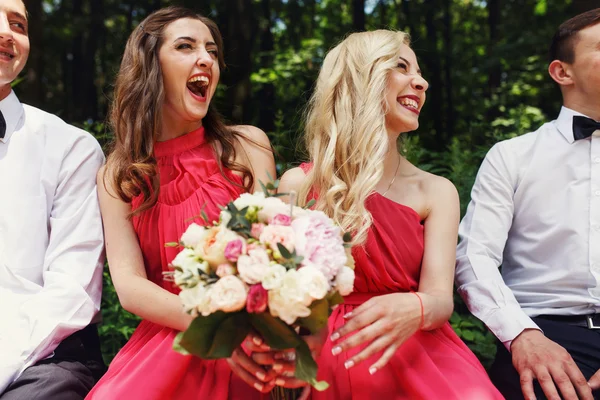 Groomsmen en bruidsmeisjes lachen — Stockfoto