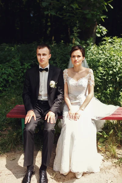 Engraçado casal recém-casado — Fotografia de Stock