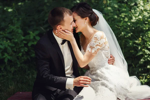 Zabawny newlywed para — Zdjęcie stockowe