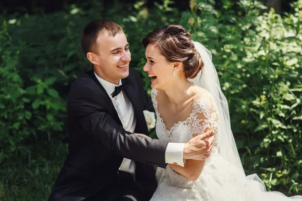 Zabawny newlywed para — Zdjęcie stockowe