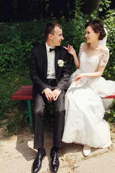 Zabawny newlywed para — Zdjęcie stockowe