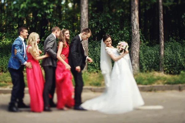 Nygifta med marskalkar och tärnor — Stockfoto