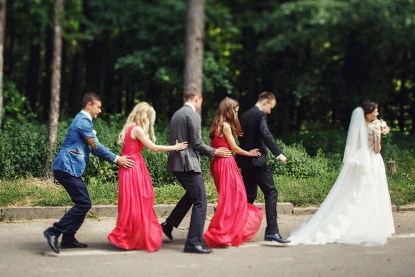 Jonggehuwden met groomsmen en bruidsmeisjes — Stockfoto