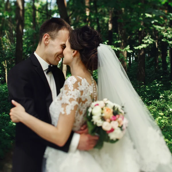 Feliz casal recém-casado — Fotografia de Stock