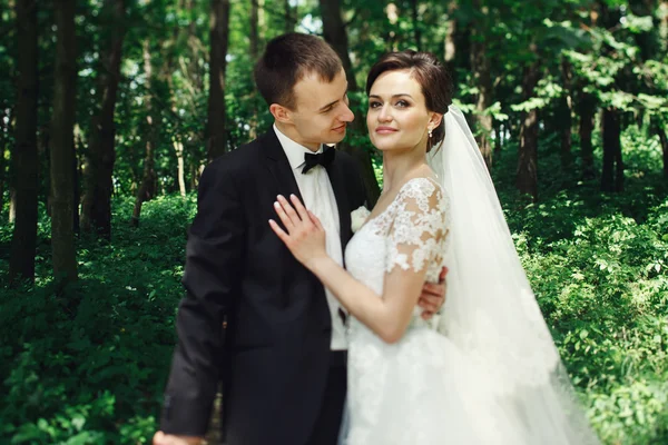 Szczęśliwy newlywed para — Zdjęcie stockowe