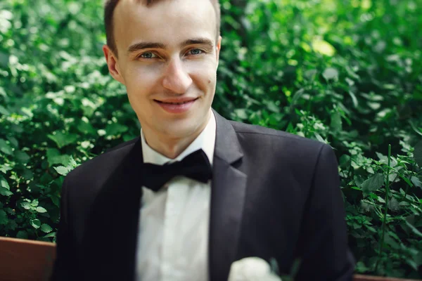 Şık elbiseli yakışıklı damat 