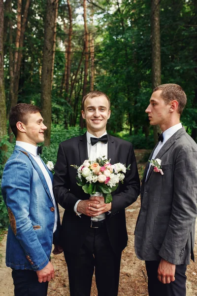 Ευτυχισμένος γαμπρός και groomsmen — Φωτογραφία Αρχείου