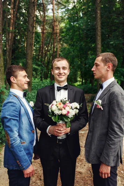 Groomsmen en gelukkige bruidegom — Stockfoto