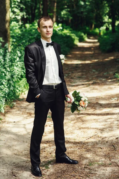 Yakışıklı damat açık havada poz