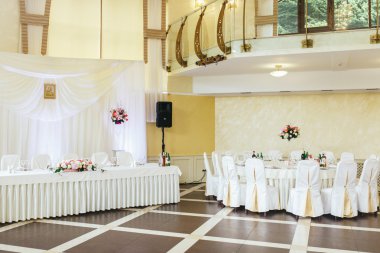 Düğün beyaz masa aranjmanı