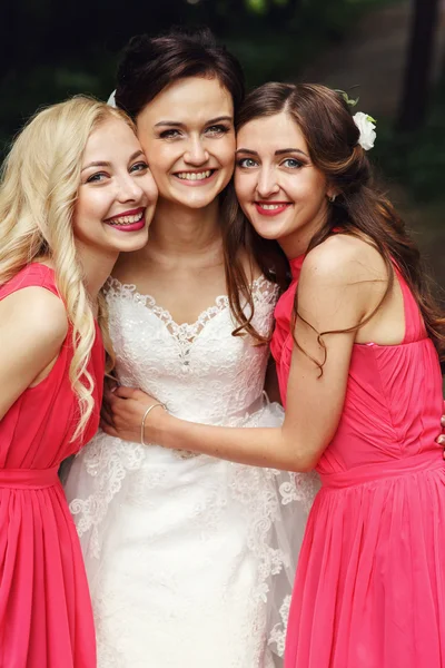 Mariée heureuse et demoiselles d'honneur — Photo