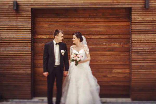 Casal recém-casado romântico — Fotografia de Stock