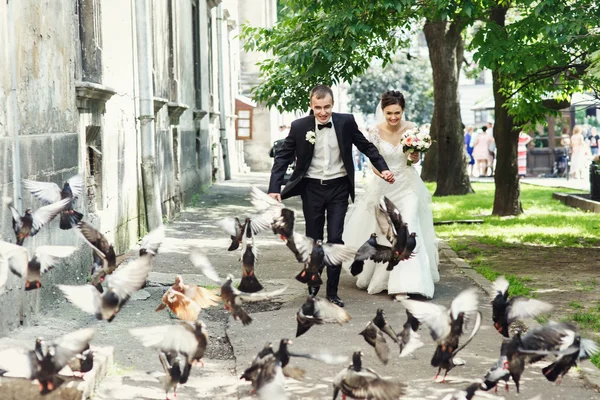 Spaß romantisches Brautpaar — Stockfoto