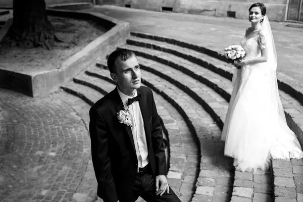 Novia y novio posando en las escaleras —  Fotos de Stock