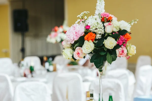 Vackra färska blomsterarrangemang bukett — Stockfoto