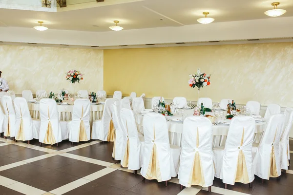 Розташування весільного білого столу — стокове фото