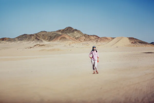 Menina no deserto do Egito — Fotografia de Stock