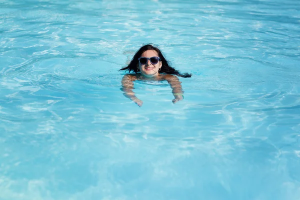 海と水のプールの女の子 — ストック写真