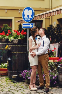 Öpüşmek, sevgi dolu eski şehri Lviv, çift yürüyüş