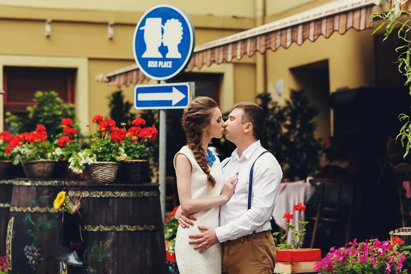 Pareja caminar en el casco antiguo lviv, besos, cariñoso — Foto de Stock