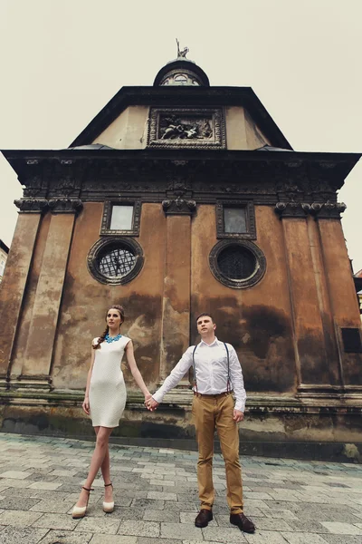 Pareja caminar en el casco antiguo lviv, besos, cariñoso — Foto de Stock