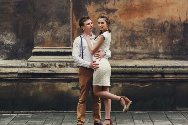 Couple walk in old town lviv,kissing,loving — Stock Photo, Image