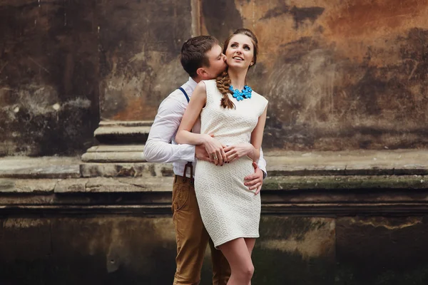 Pareja caminar en el casco antiguo lviv, besos, cariñoso —  Fotos de Stock