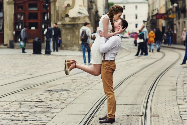 Couple promenade dans la vieille ville lviv, embrasser, aimer — Photo