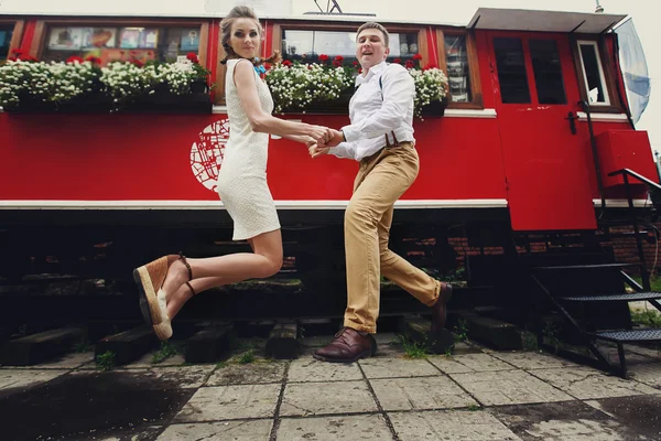 Paar spaziert in der Altstadt lviv, küssen, lieben — Stockfoto