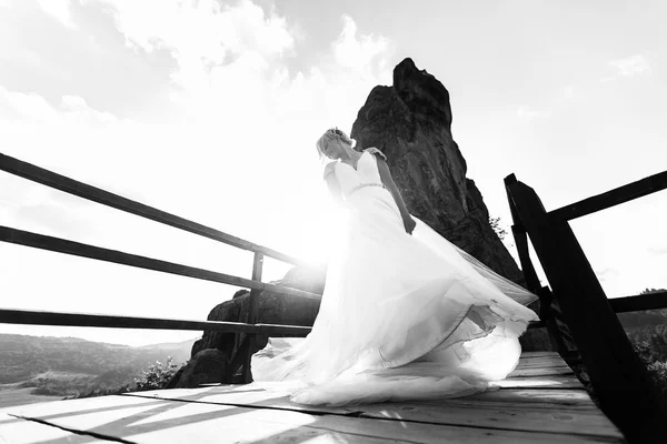 Bride spins between the mountains against the sky — Stock Photo, Image