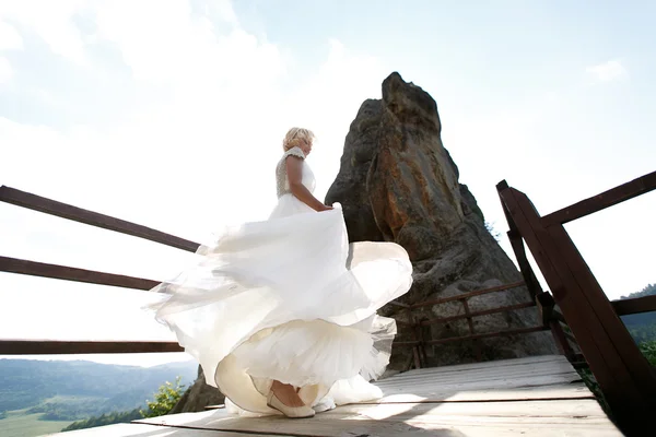 Bride spins between the mountains against the sky — Stock Photo, Image