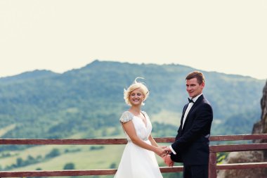 Evlilik çift Dağı fonunda poz. Brid