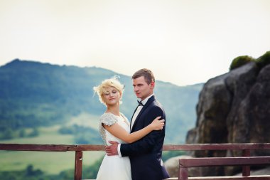 Evlilik çift Dağı fonunda poz. Brid