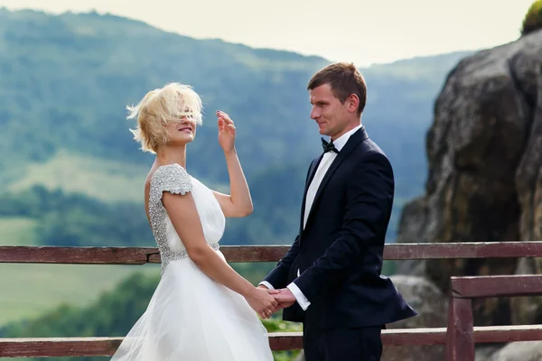 Couple de mariage posant dans le contexte de la montagne. Mariée. — Photo