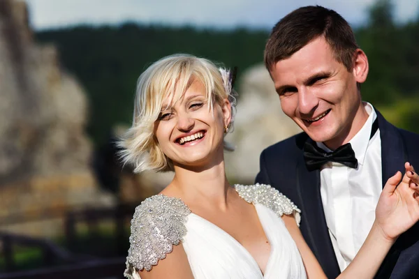 Boda pareja dope en la montaña — Foto de Stock