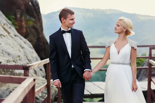 Matrimonio coppia sullo sfondo del ponte — Foto Stock