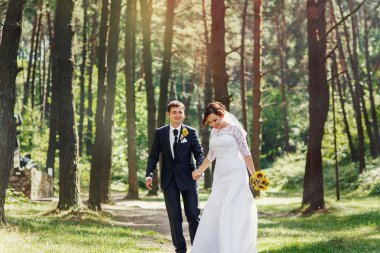 güneşli bir orman içinde düğün gelin