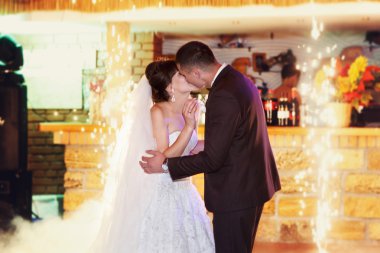 İlk dans gelin bir restoranda