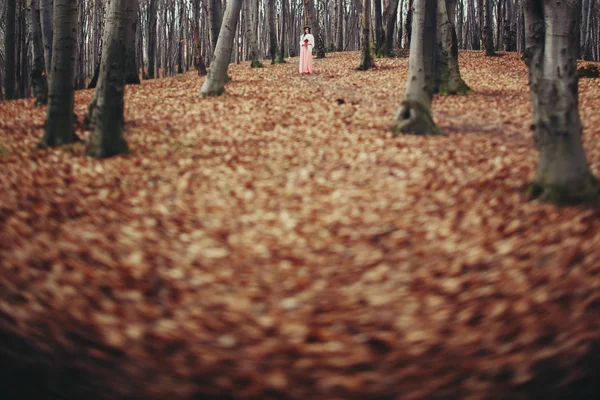 Bela noiva ao ar livre em uma floresta com buquê — Fotografia de Stock