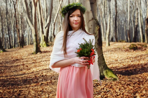 Belle mariée en plein air dans une forêt avec bouquet — Photo