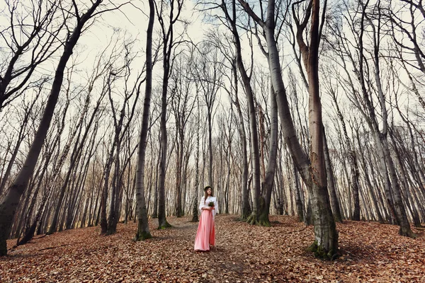 Belle mariée en plein air dans une forêt avec bouquet — Photo