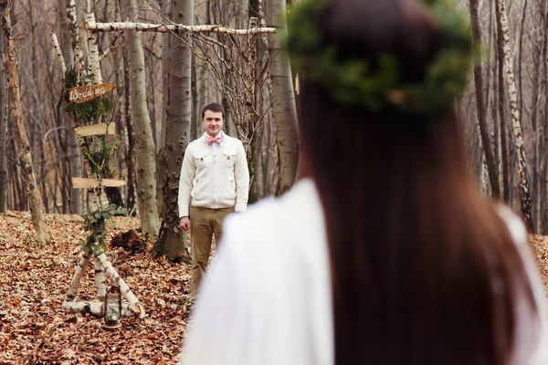 Mariée et marié dans la cérémonie de mariage dans la forêt près du décor — Photo